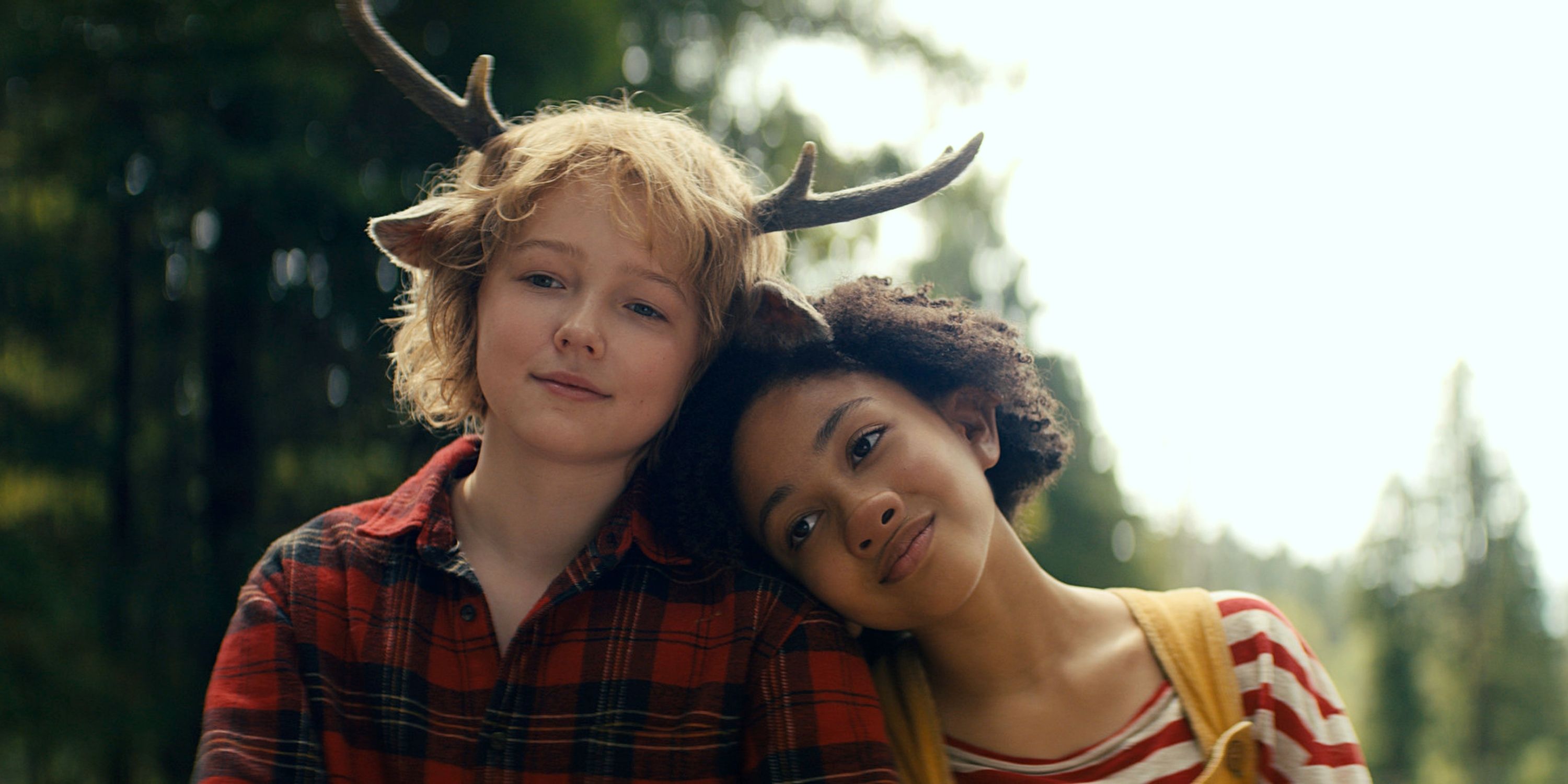 Christian Convery en Gus, une biche hybride, avec Naledi Murray en Wendy,