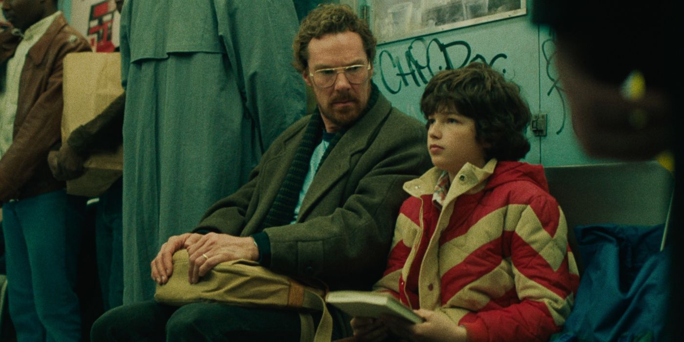 Benedict Cumberbatch en Vincent regardant Ivan Morris Howe alors qu'ils se rendent en métro dans le Netflix's Eric