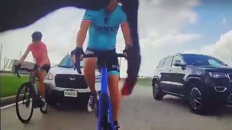 Cyclistes renversés par une voiture à Dallas : la vidéo choquante