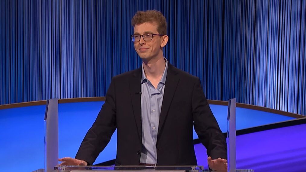 Drew Basile de Jeopardy! divise les fans avec son pari étrange: Voici pourquoi