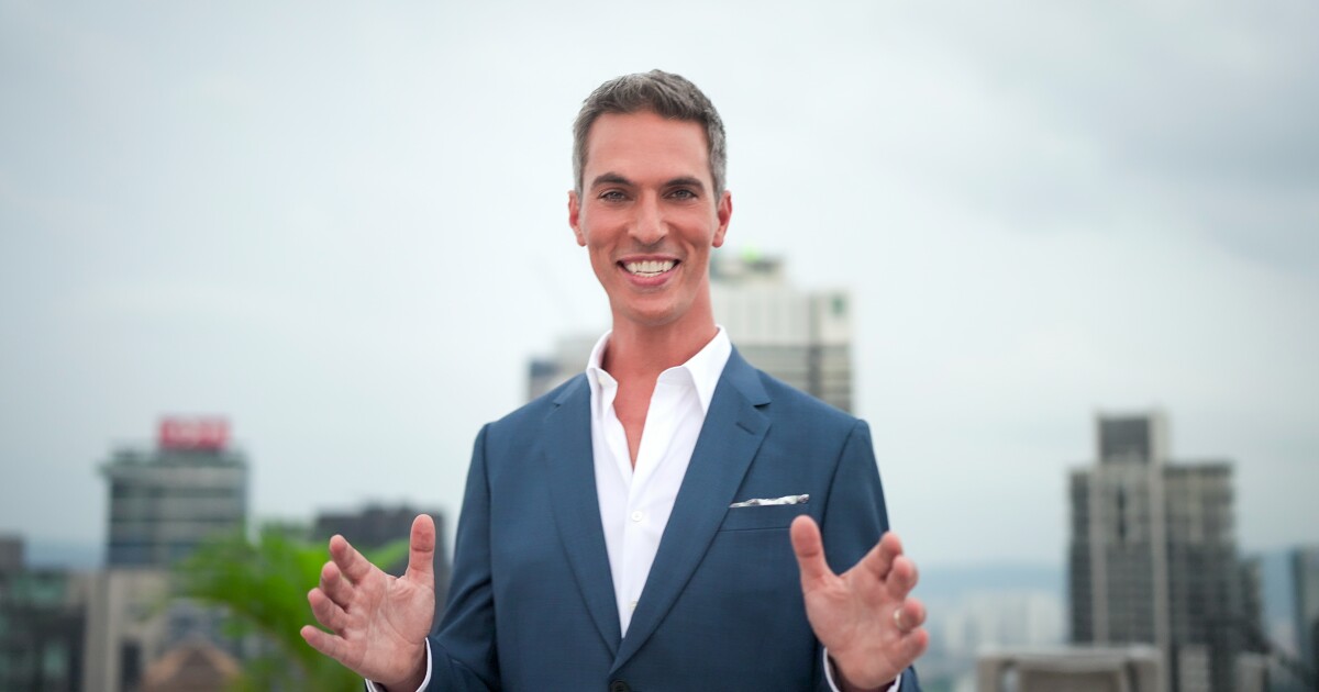 Ari Shapiro devient animateur de télé-réalité sur Netflix, découvrez “The Mole” !
