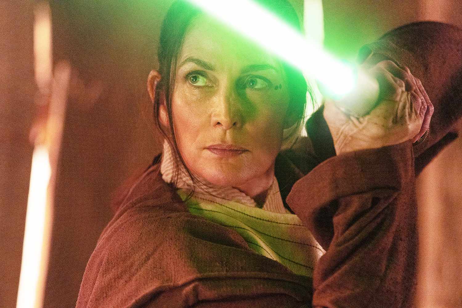 Carrie-Anne Moss sur Disney+ : Maîtrise totale du combat Jedi.