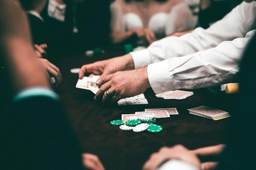 Casinos dans les films et séries TV : une stratégie marketing efficace