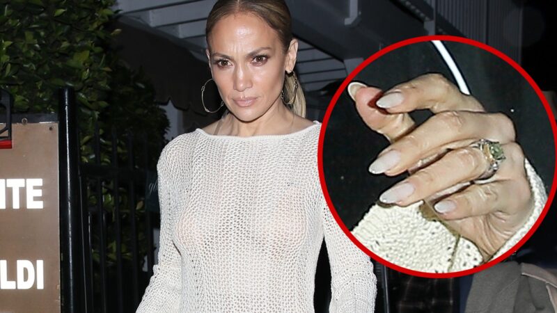 Jennifer Lopez porte toujours sa bague de mariage malgré la mise en vente de leur maison à 60 Millions de dollars.
