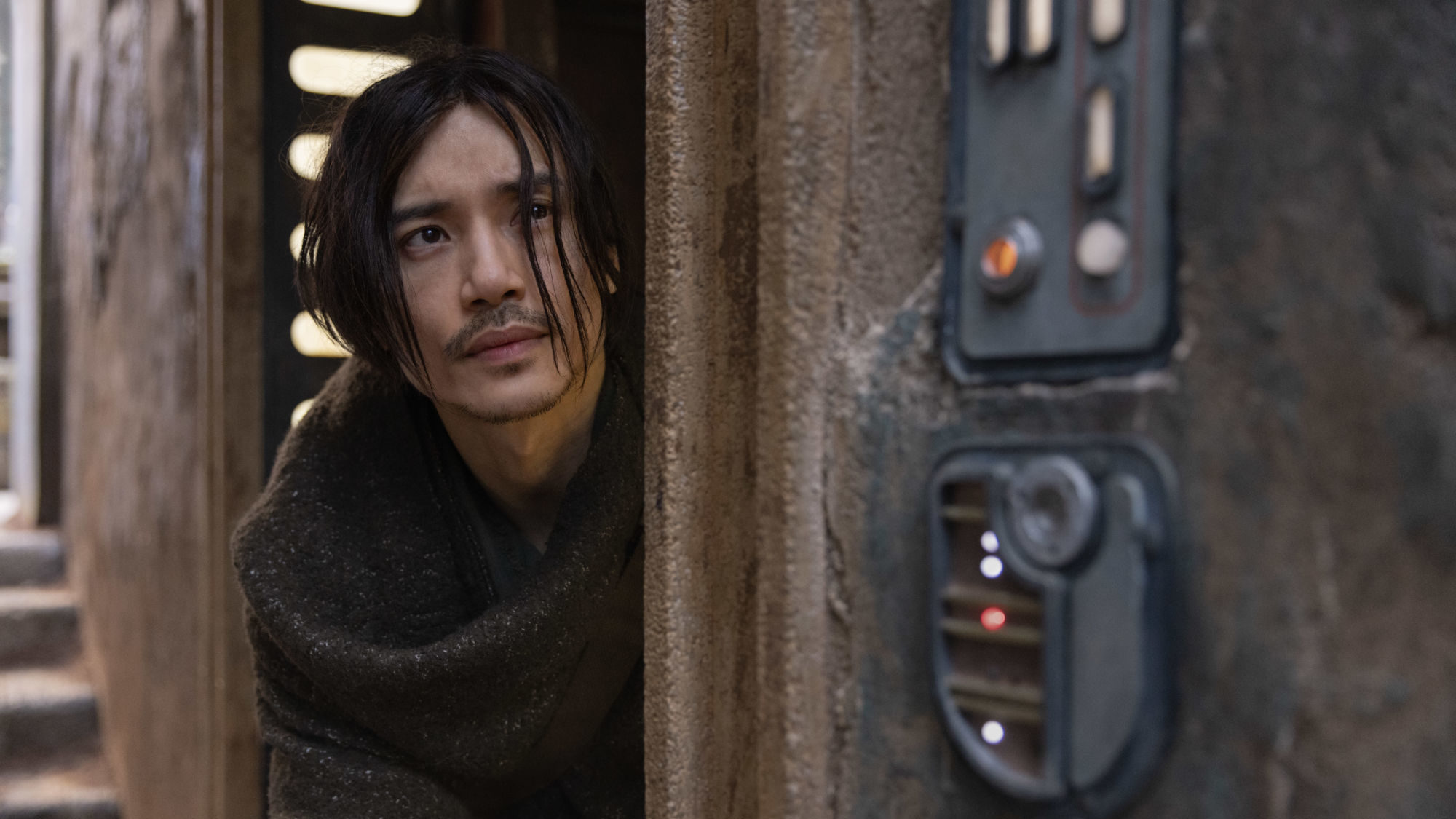 Manny Jacinto dévoile les dessous de sa transformation en Qimir dans “The Acolyte”