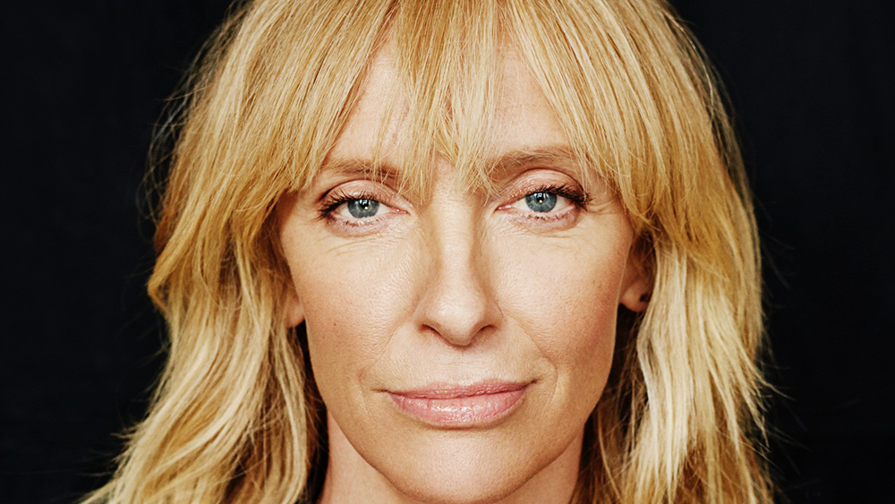 Toni Collette rejoint la série Netflix “Wayward” aux côtés de Mae Martin et Sarah Gadon
