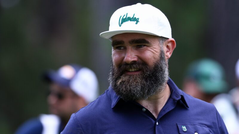 Jason Kelce défie l’olympienne Nicole Heavirland dans un tournoi d’arm wrestling.