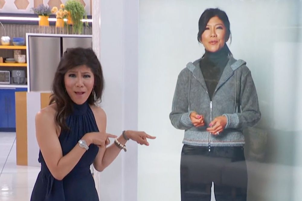 Big Brother saison 26 : Julie Chen Moonves affronte son hologramme!