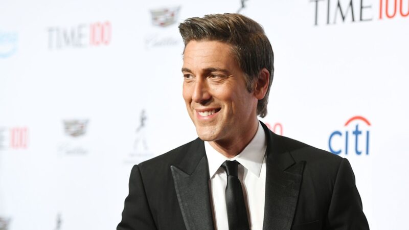 David Muir profite de ses vacances estivales : nouvel article sur ses moments de détente avec son chien Axel