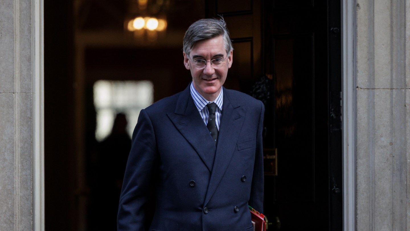 Découvrez la nouvelle série sur la vie de Jacob Rees-Mogg, politicien controversé.
