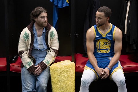 Découvrez les premières images de la nouvelle série comique “Mr. Throwback” avec Stephen Curry sur Peacock