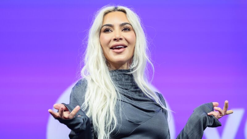 Kim Kardashian raconte comment elle a brisé plusieurs doigts dans une porte coulissante