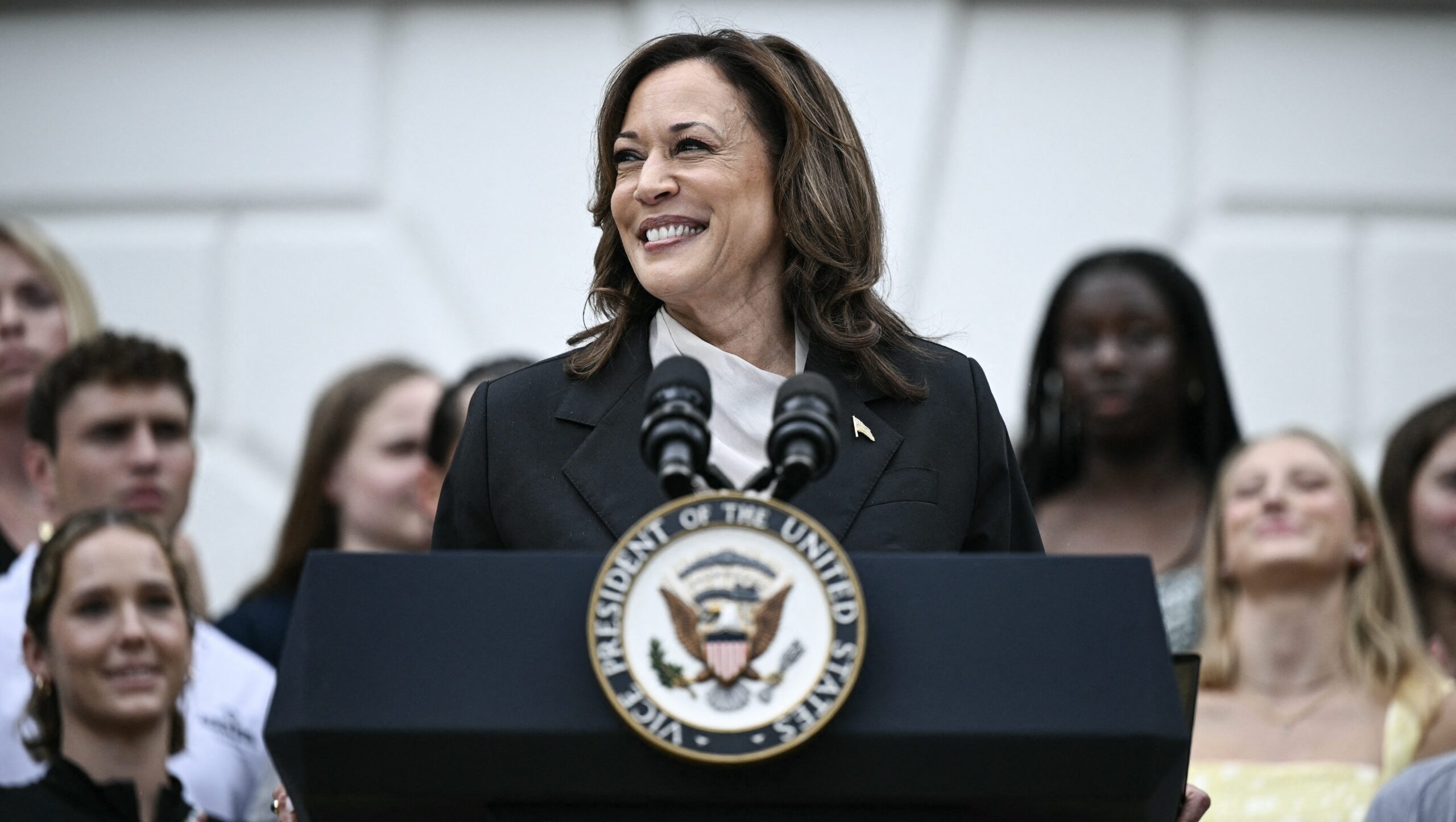 Les soutiens de Kamala Harris répliquent aux attaques sexistes – Analyse complète