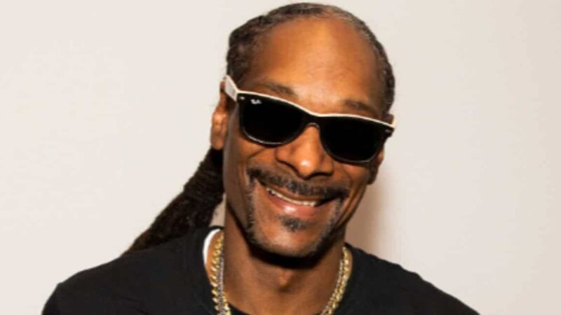Snoop Dogg et Laetitia Casta porteurs de la flamme olympique à Saint-Denis