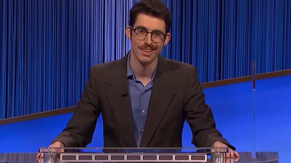 Isaac Hirsch de Jeopardy devient un icône gay inattendu et charme le public