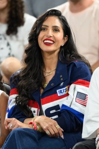 Vanessa Bryant, dans la veste d'ouverture des Jeux Olympiques Team USA, assiste au match de demi-finale de basketball féminin.