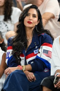 Vanessa Bryant, dans la veste d'ouverture des Jeux Olympiques Team USA, assiste au match de demi-finale de basketball féminin.