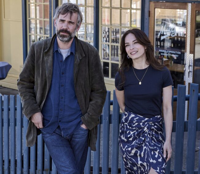 Rossif Sutherland et Kristin Kreuk dans 'Murder in a Small Town'