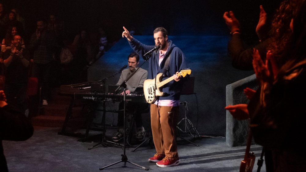 Adam Sandler revient sur scène avec un nouveau special comique sur Netflix