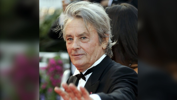 Alain Delon s’éteint à 88 ans, retour sur le parcours d’une légende du cinéma français