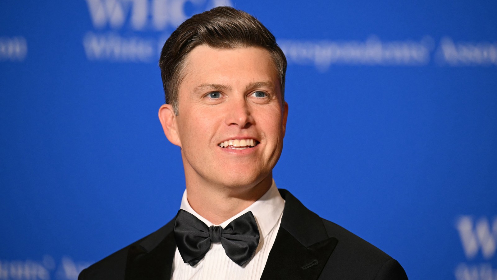 Colin Jost arrive sur Jeopardy: découvrez le nouveau présentateur!