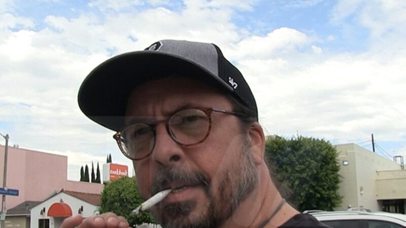 Dave Grohl réagit de manière suspecte aux accusations sur Taylor Swift.