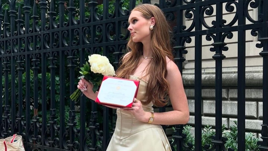 Grier Henchy porte la robe de mariage de sa mère Brooke Shields pour sa graduation