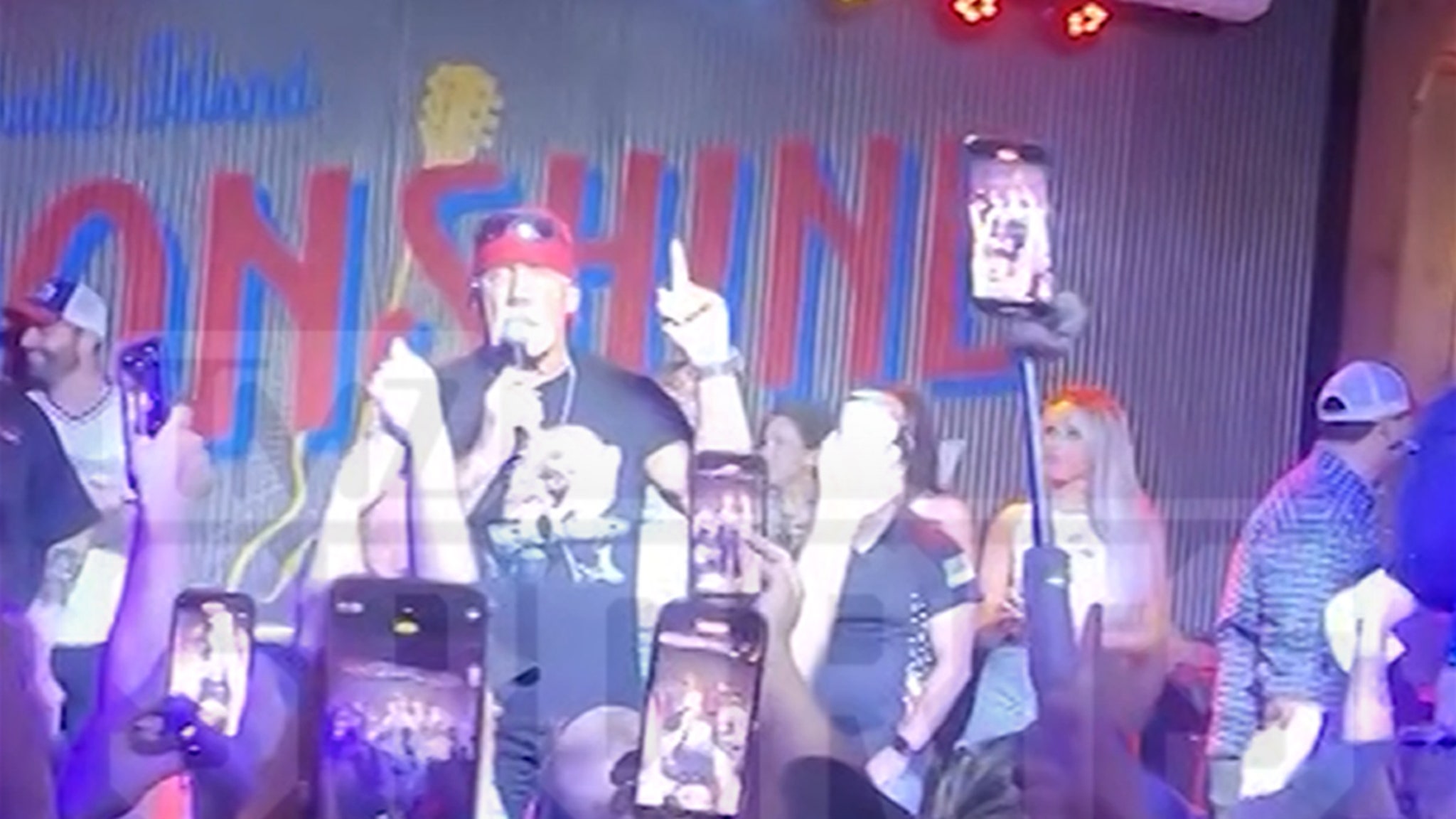 Hulk Hogan soutient Donald Trump lors de sa tournée de promotion de bière