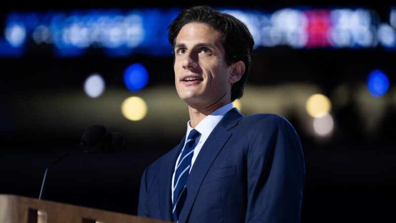 Jack Schlossberg critique Robert F. Kennedy Jr. et soutient Kamala Harris