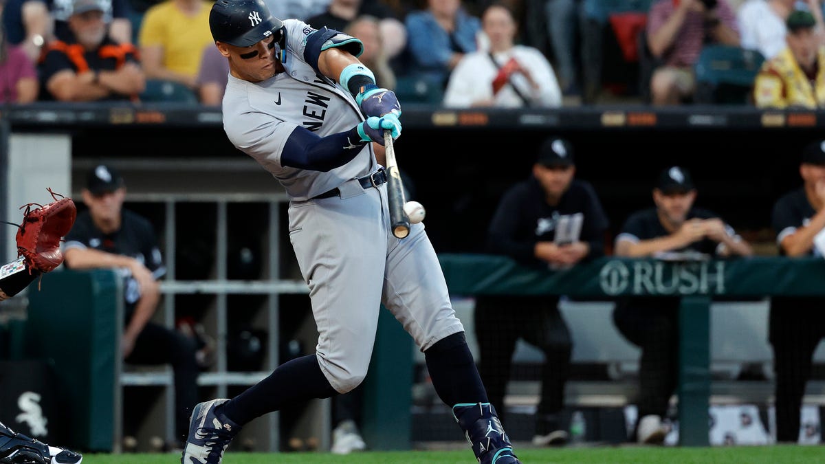 Jalen Brunson lance le premier lancer avant le match Yankees contre Mets à New York
