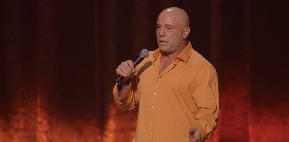 Joe Rogan critique vaccins COVID et personnes transgenres dans son spécial comédie “Burn the Boats” sur Netflix