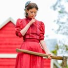 Mia Goth as Pearl, holding an hatchet, in Pearl.