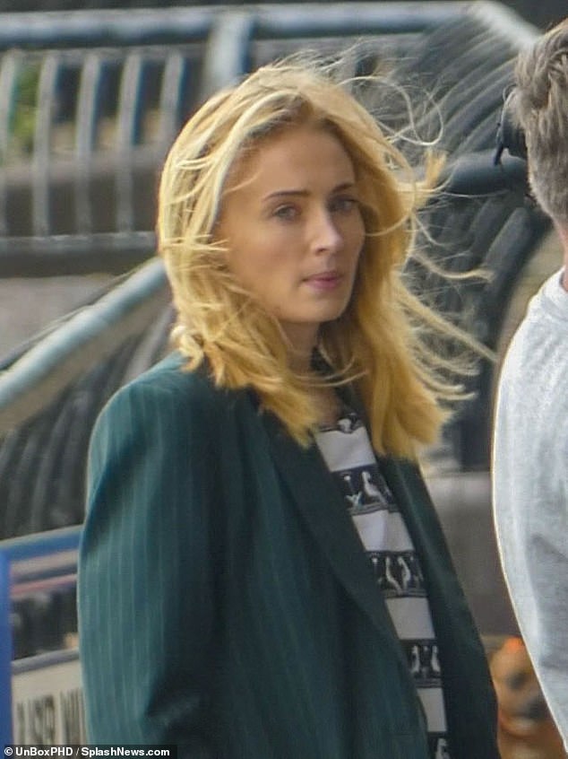 Sophie Turner reprend le tournage de Haven malgré la tempête londonienne