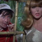 Gilligan et Ginger séparés par une porte en bambou