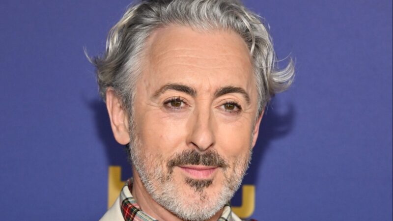 Alan Cumming annonce une saison 3 “brutale” de The Traitors avec des stars inattendues