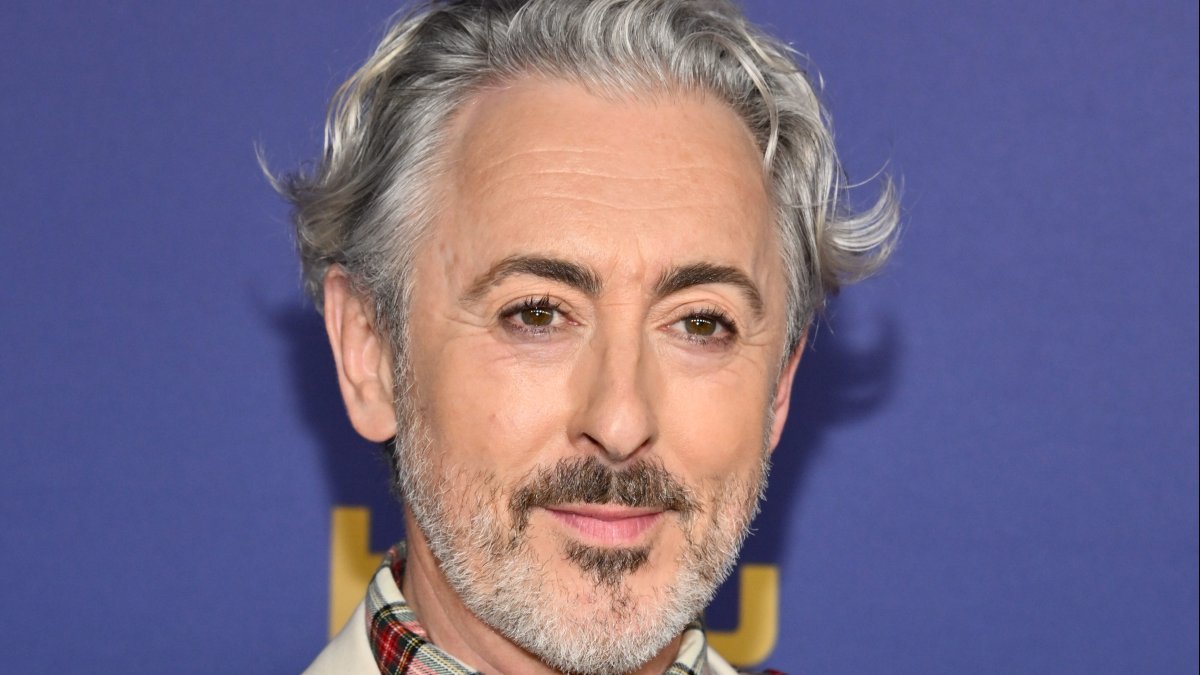 Alan Cumming annonce une saison 3 “brutale” de The Traitors avec des stars inattendues