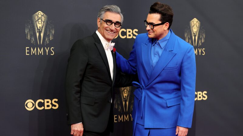 Eugene et Dan Levy, hôtes de la 76e cérémonie des Emmy Awards, dévoilent leurs plans pour une soirée célébratoire