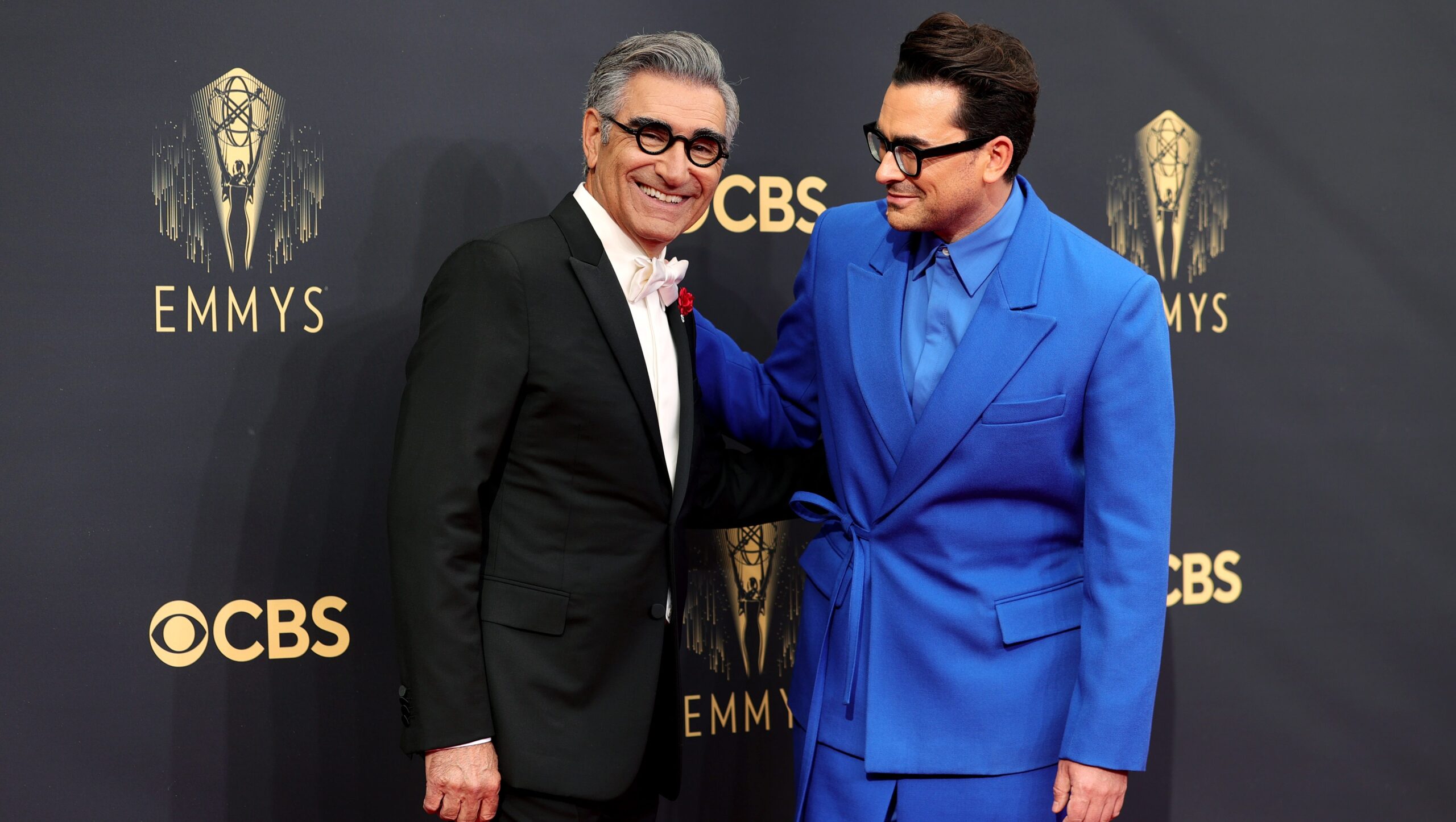 Eugene et Dan Levy, hôtes de la 76e cérémonie des Emmy Awards, dévoilent leurs plans pour une soirée célébratoire