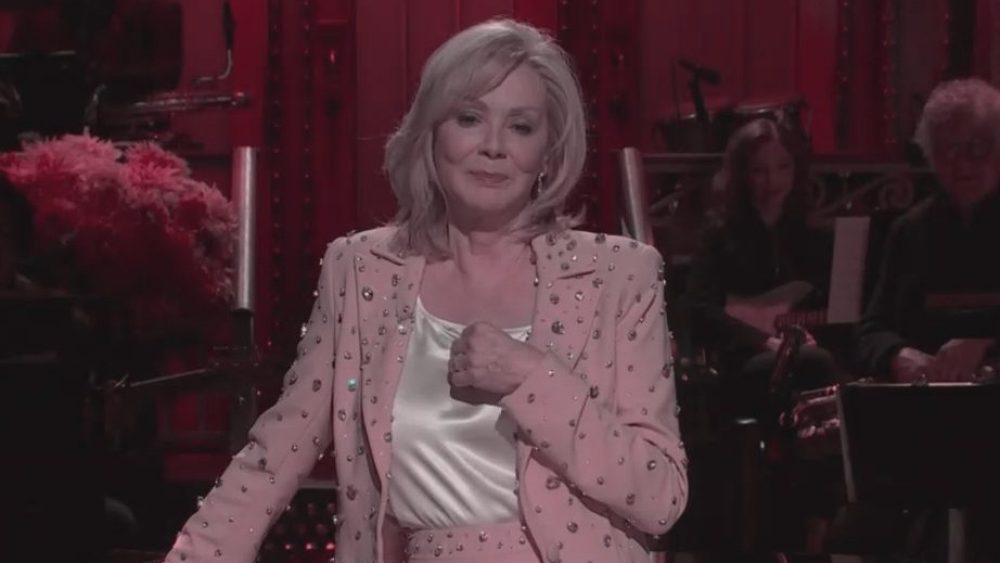 Jean Smart évoque Eric Adams et les lesbiennes dans son monologue sur SNL