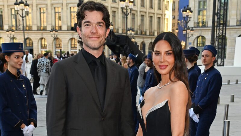 Olivia Munn et John Mulaney accueillent leur fille née par mère porteuse