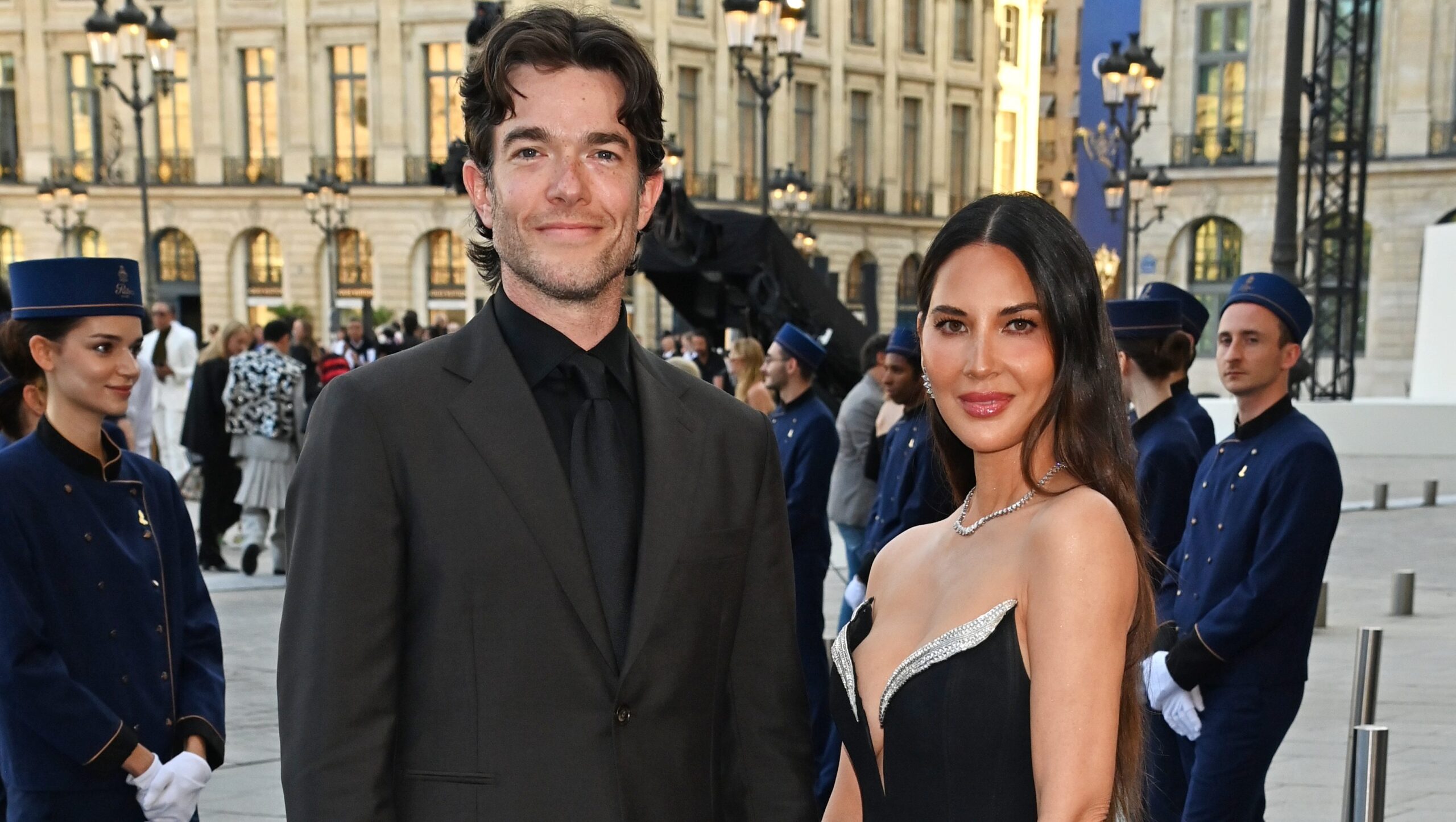 Olivia Munn et John Mulaney accueillent leur fille née par mère porteuse