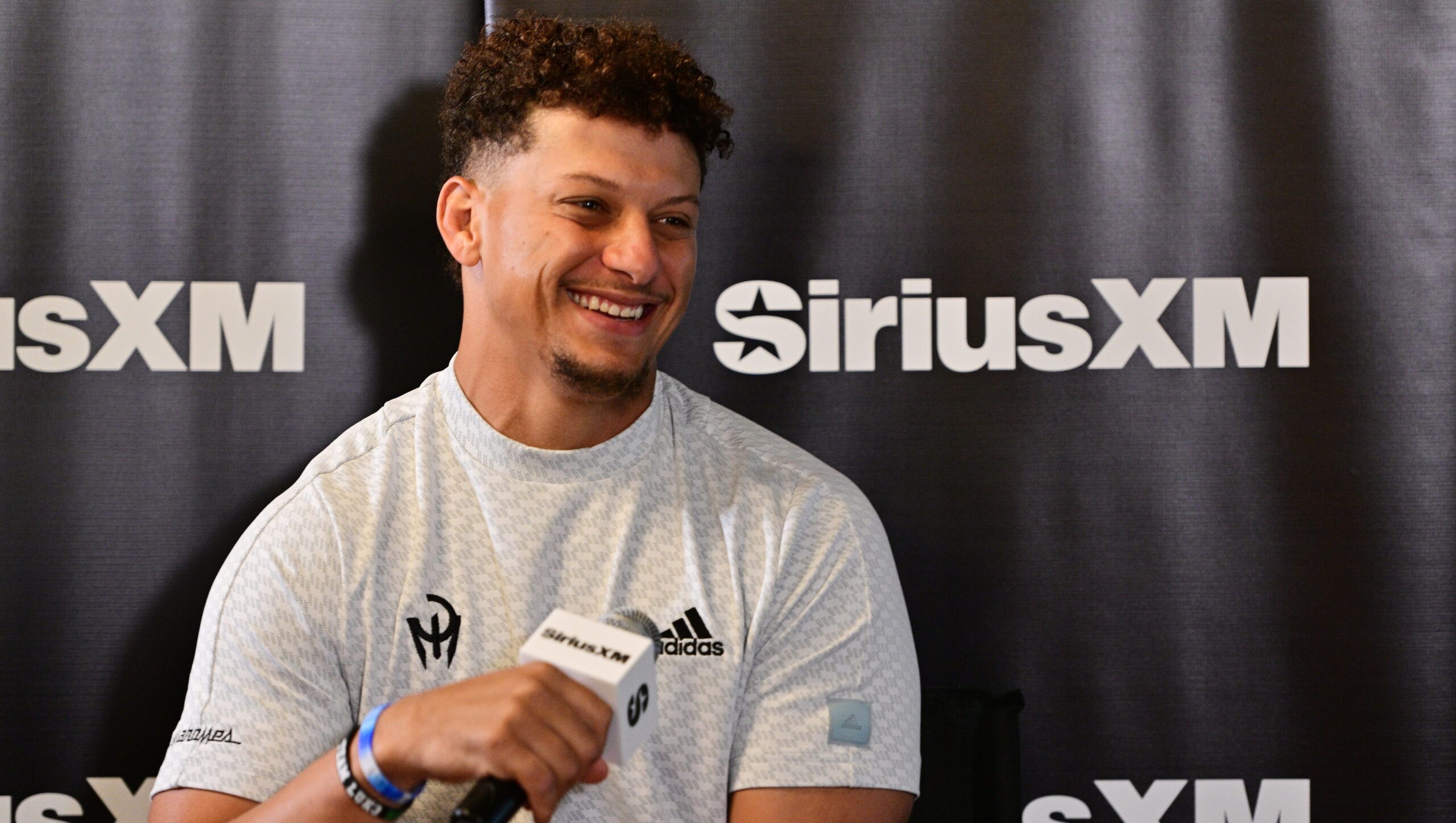 Taylor Swift s’intéresse au football : Travis Kelce et Patrick Mahomes témoignent de sa passion[embed]https://www.youtube.com/watch?v=U9HC6RlnJdU[/embed]