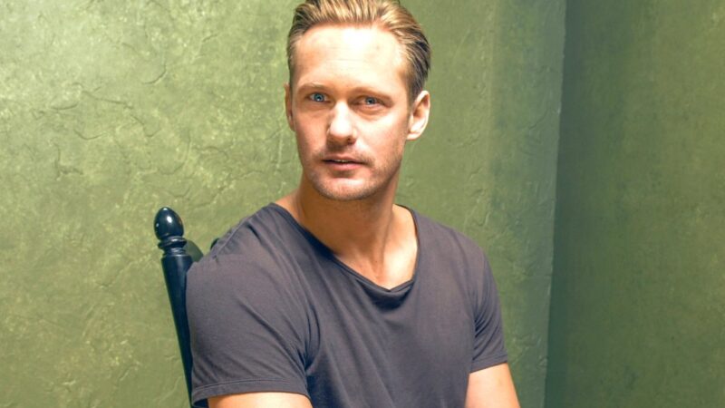 Ce qu’il faut savoir sur la série de science-fiction d’Alexander Skarsgård