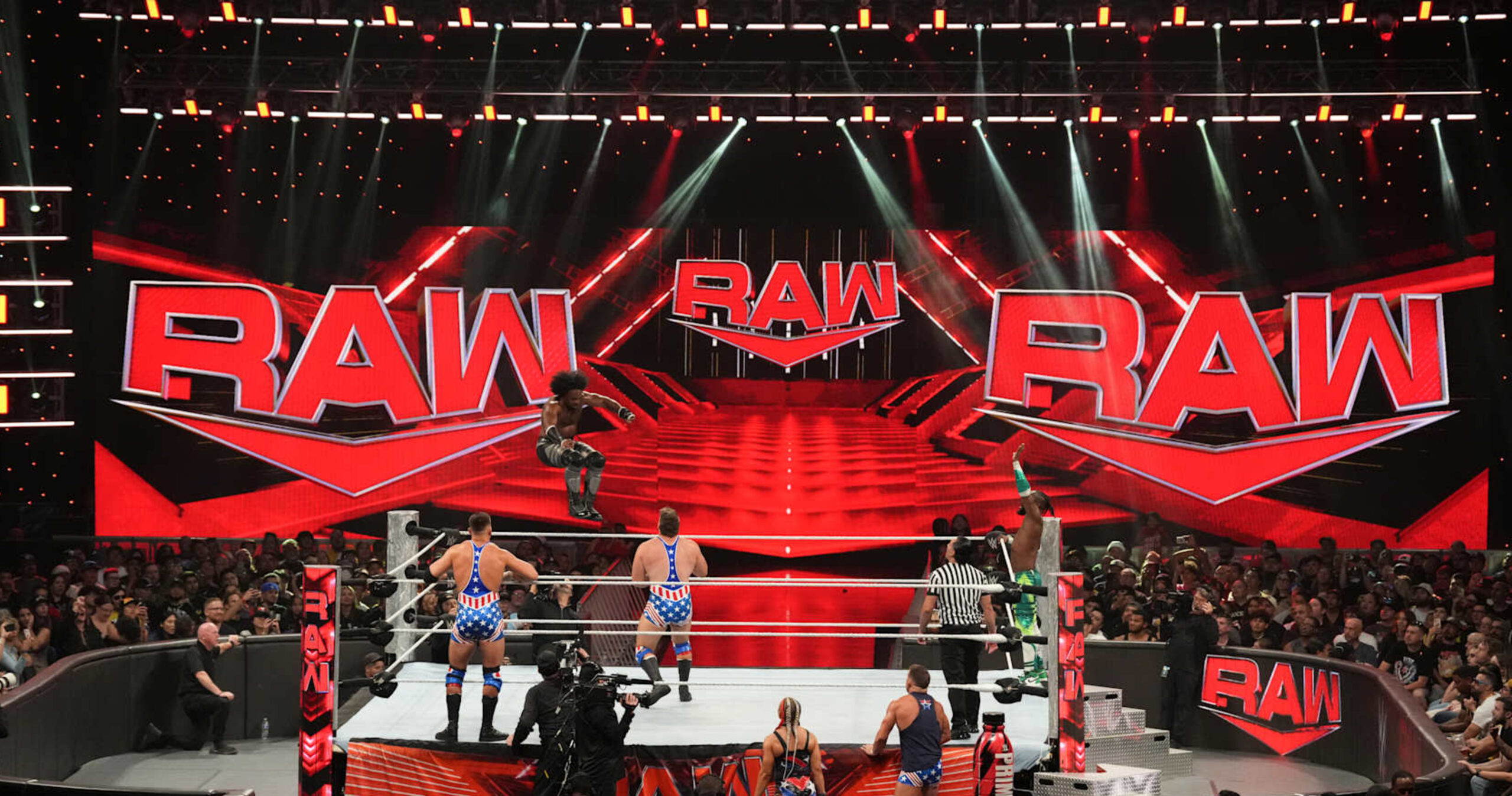 Fuite du nouveau logo WWE Raw sur des figurines : des photos virales