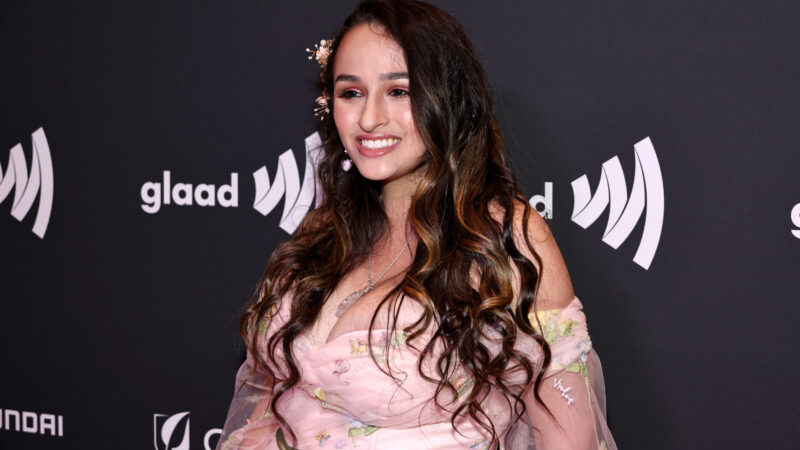 Jazz Jennings célèbre sa transformation de 100 lb avec une séance photo sur Instagram