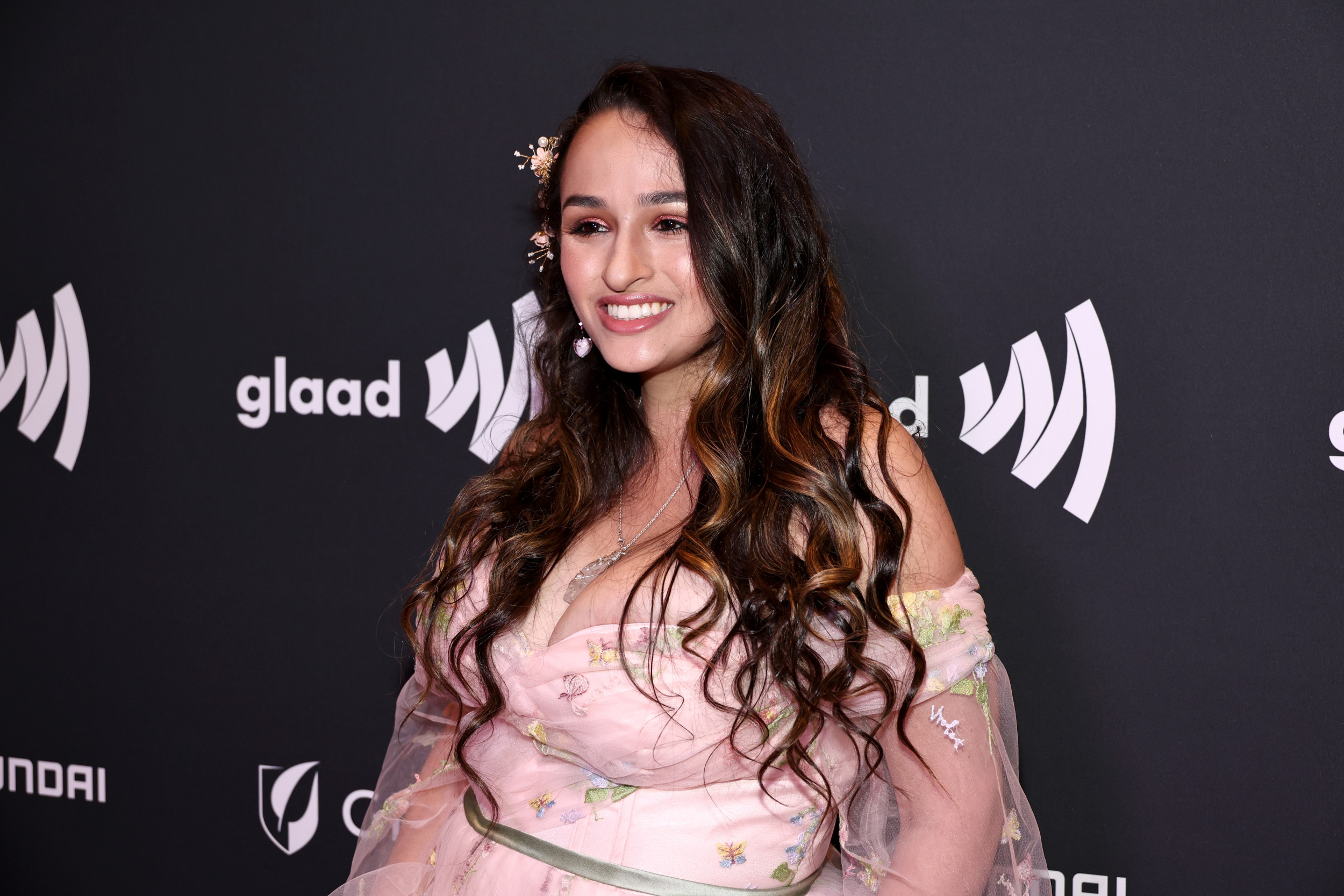 Jazz Jennings célèbre sa transformation de 100 lb avec une séance photo sur Instagram