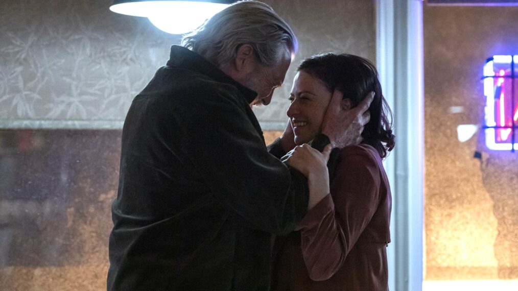 Jeff Bridges parle de la réunion inattendue de Dan et Emily dans ‘The Old Man’