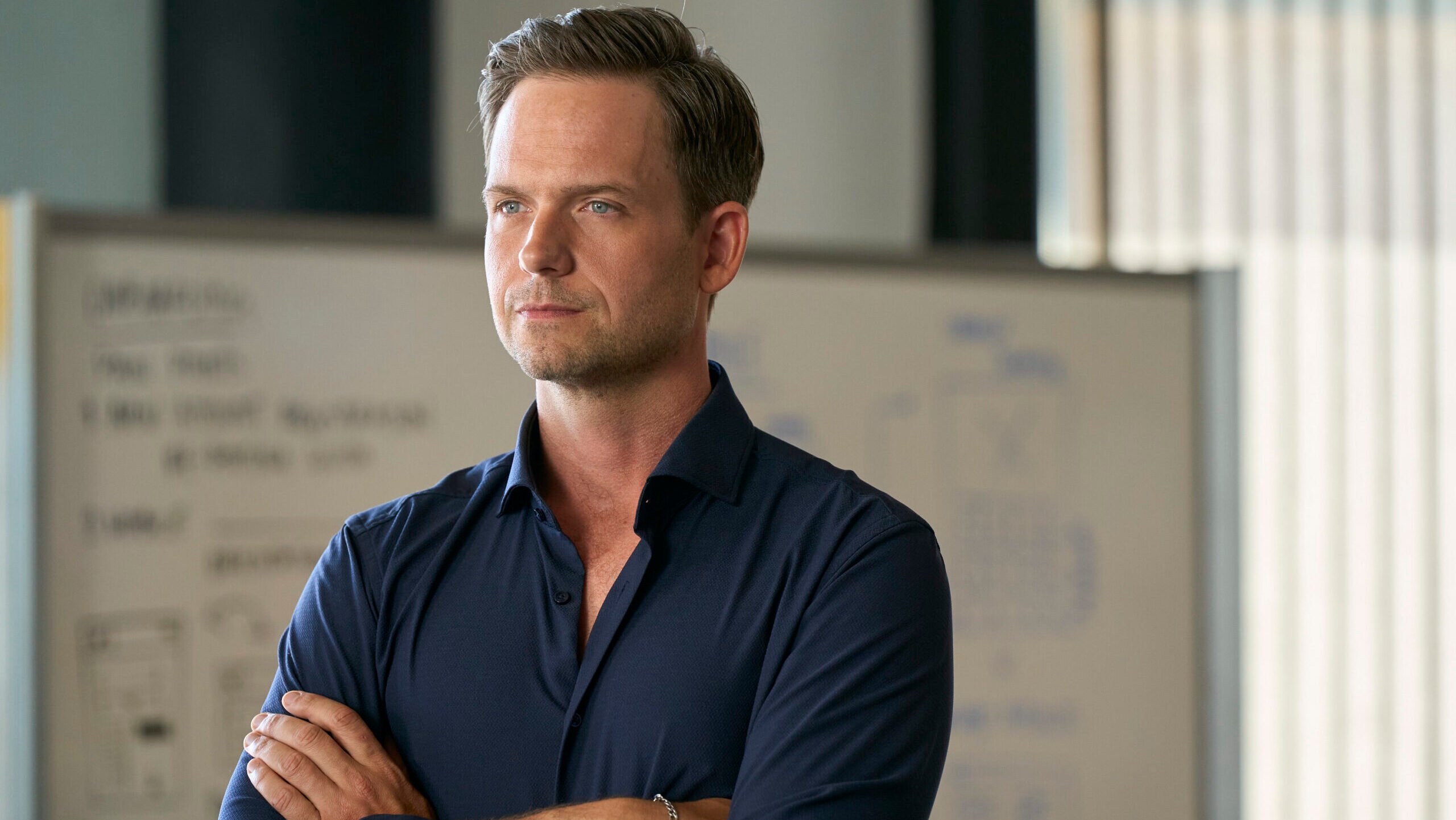 Patrick J. Adams évoque les amitiés toxiques dans “Accused”