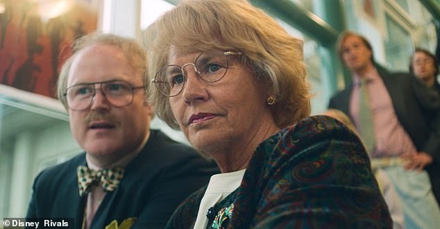 Un ancien acteur de Coronation Street surprend dans une série osée sur Disney+ après une transformation réussie