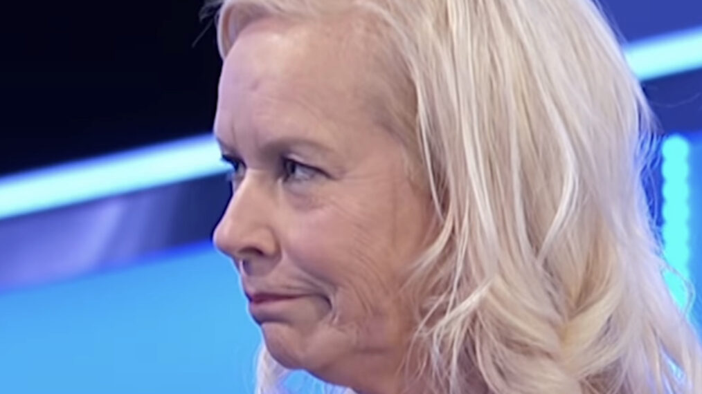 Un joueur de “Family Feud” cache son visage après une erreur embarrassante